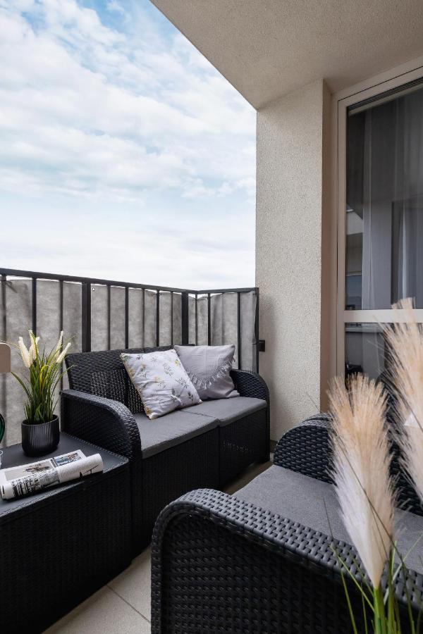 Osiedle Avia Harmonious Apartment With Balcony & Parking Cracow By Renters Prestige Krakow Luaran gambar