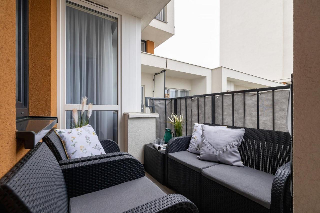 Osiedle Avia Harmonious Apartment With Balcony & Parking Cracow By Renters Prestige Krakow Luaran gambar